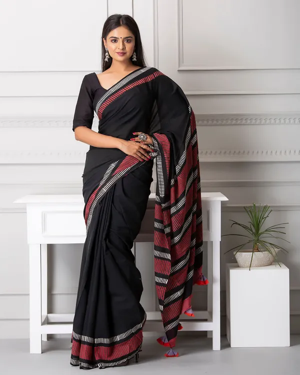 Red_Cotton_Linear_Hblock_Print_Mulmul_Saree_For_Women
